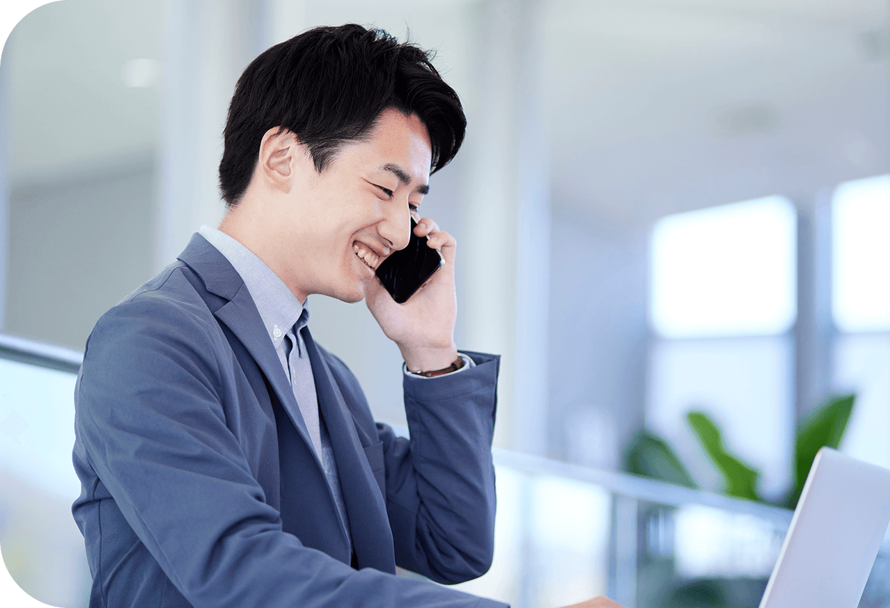 電話をする男性